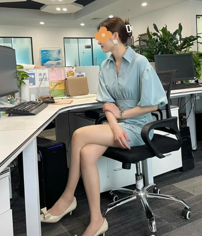 领导这么穿，下属怎么办！哈哈哈哈 [大笑][大笑][大笑][大笑][大笑]