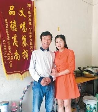2006年那个特别的夜晚，21岁的殷建行被急促的呼救声惊醒。他毫不犹豫地冲进了火