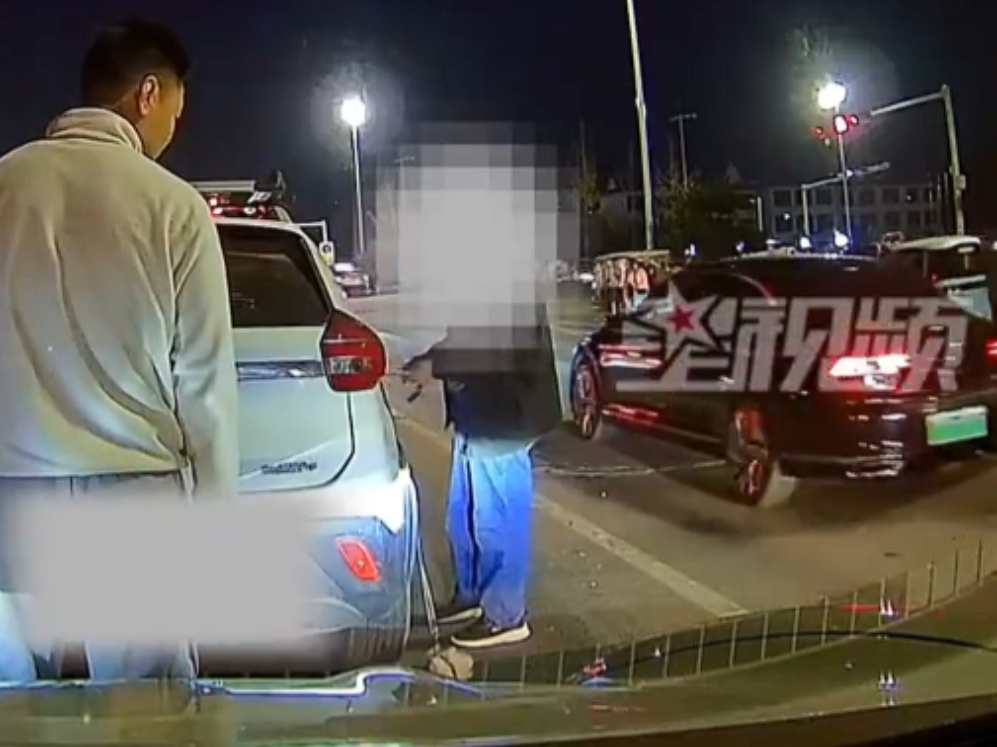无辜狗狗被拴车门拖行，暖心路人出手相救！11月21日，河南濮阳一只宠物狗，被人拴