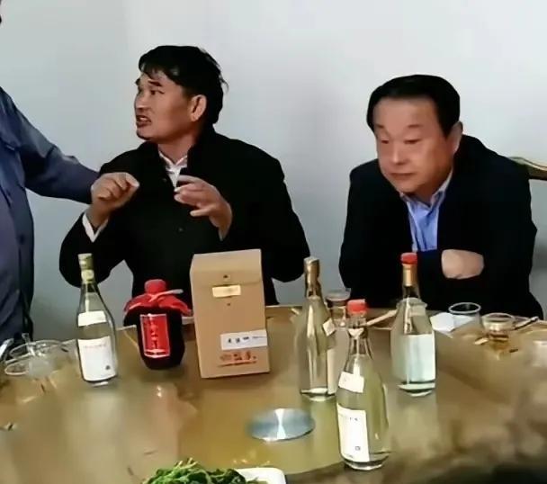 “大衣哥”朱之文没想到也是海量啊，就一盘菜桌子上这么多酒，没有个斤八的酒量，谁敢