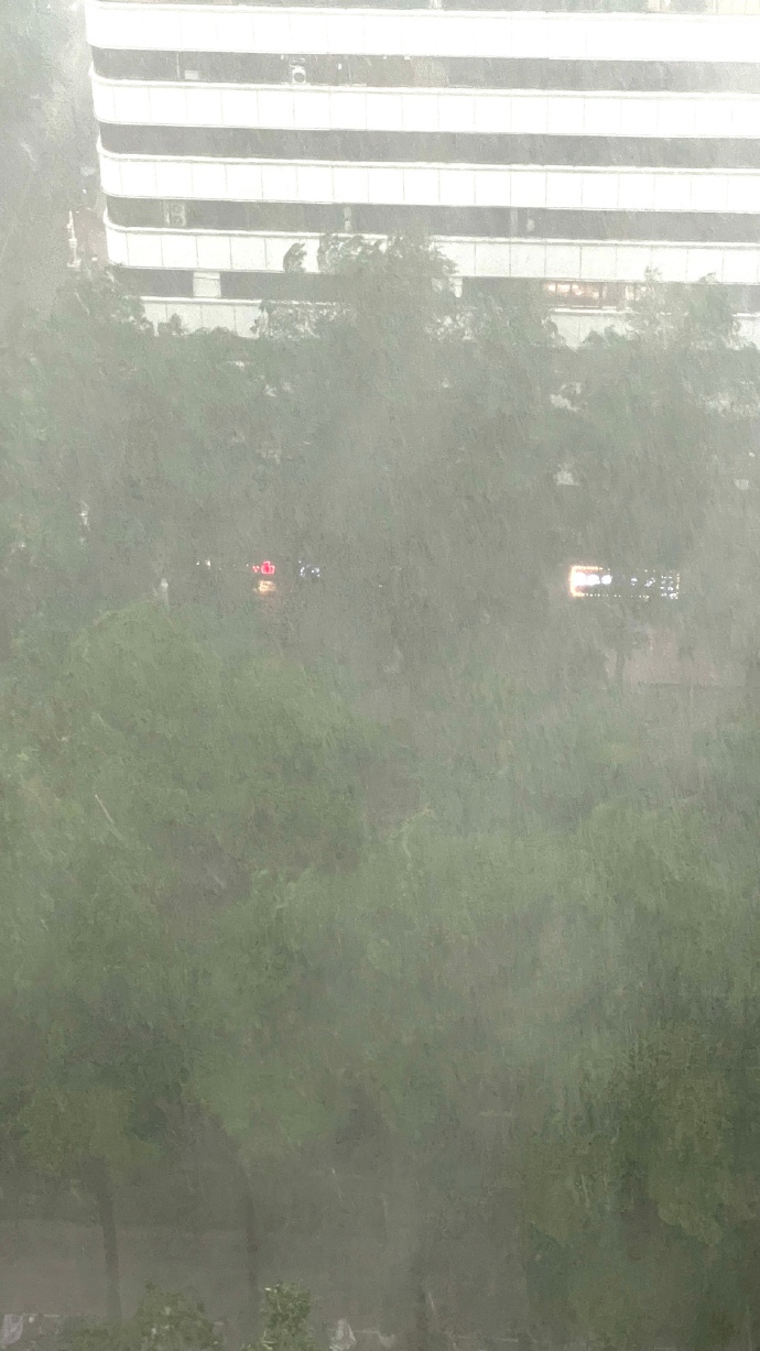 这雨大的像大雾一样，对面的高楼都要消失了…