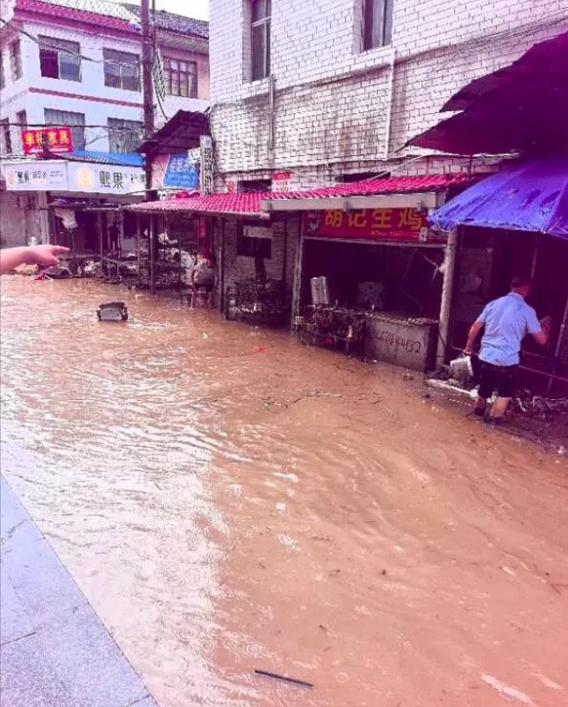 湖南衡阳一夜暴雨后，街头已是洪水滔天。这样的洪水已经是很久不见了，南岳衡山更是山