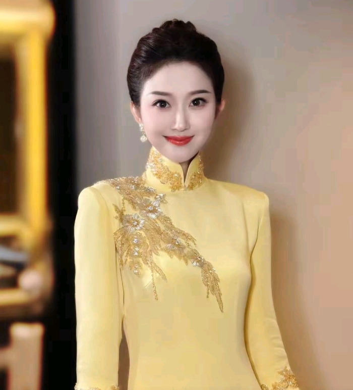 央视中秋晚会，新人主持刘心悦惊艳亮相。一袭黄色旗袍，颜值超高，美得让人挪不开眼，