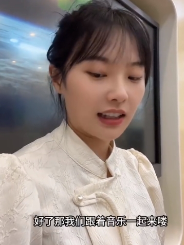 好久没有露面的挖呀挖黄老师最近更新了视频，她在视频中挖呀挖黄老师怒怼造谣的营销号