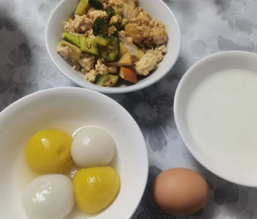 食堂吃饭看人品

       最近，我儿子单位有位女同志要把她的女儿介绍给我儿