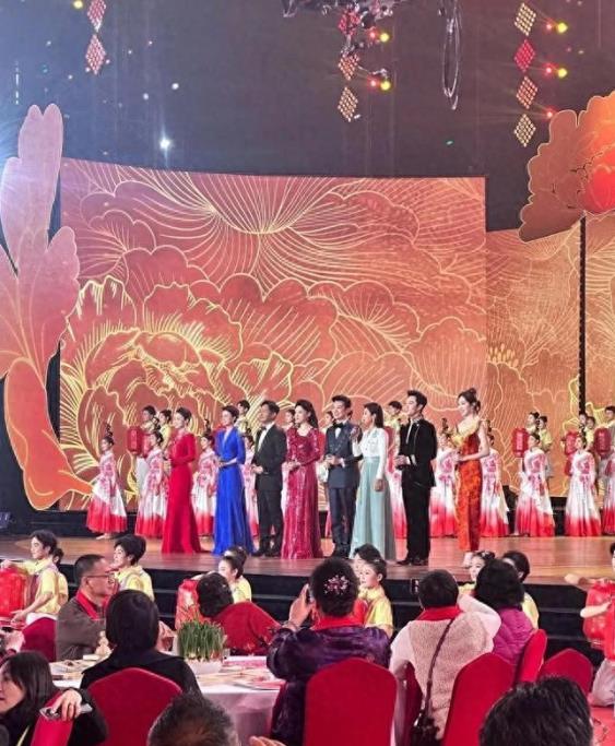 霍启刚出身名门，长期活跃于体育、公益等领域，备受关注。此次现身百花迎春晚会，他体