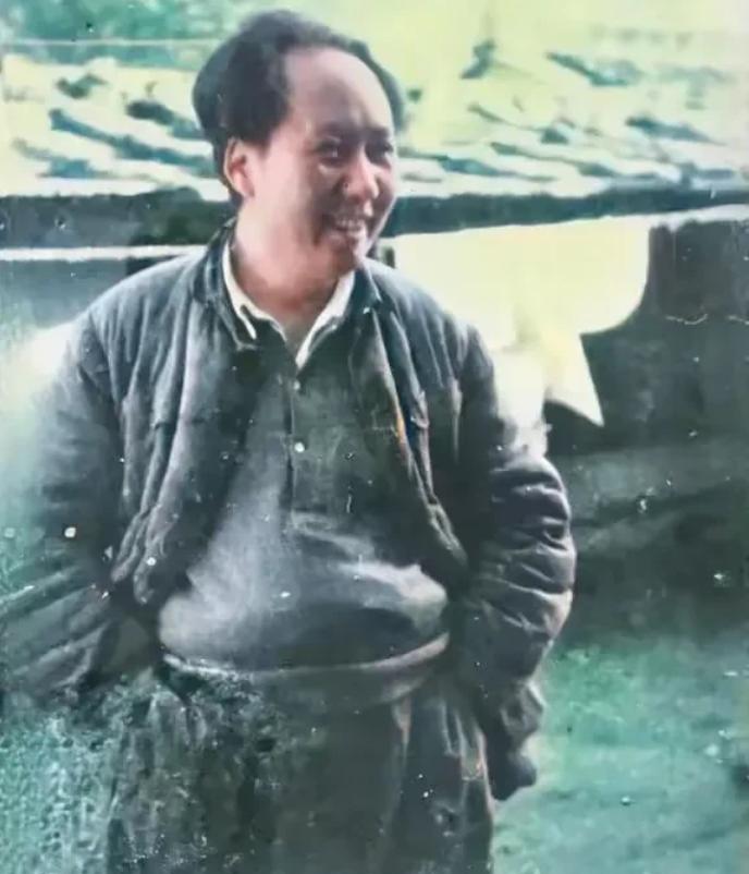 有一张照片，记录下毛主席双手插兜、面带微笑的瞬间，画面温馨得令人动容。他嘴角轻扬