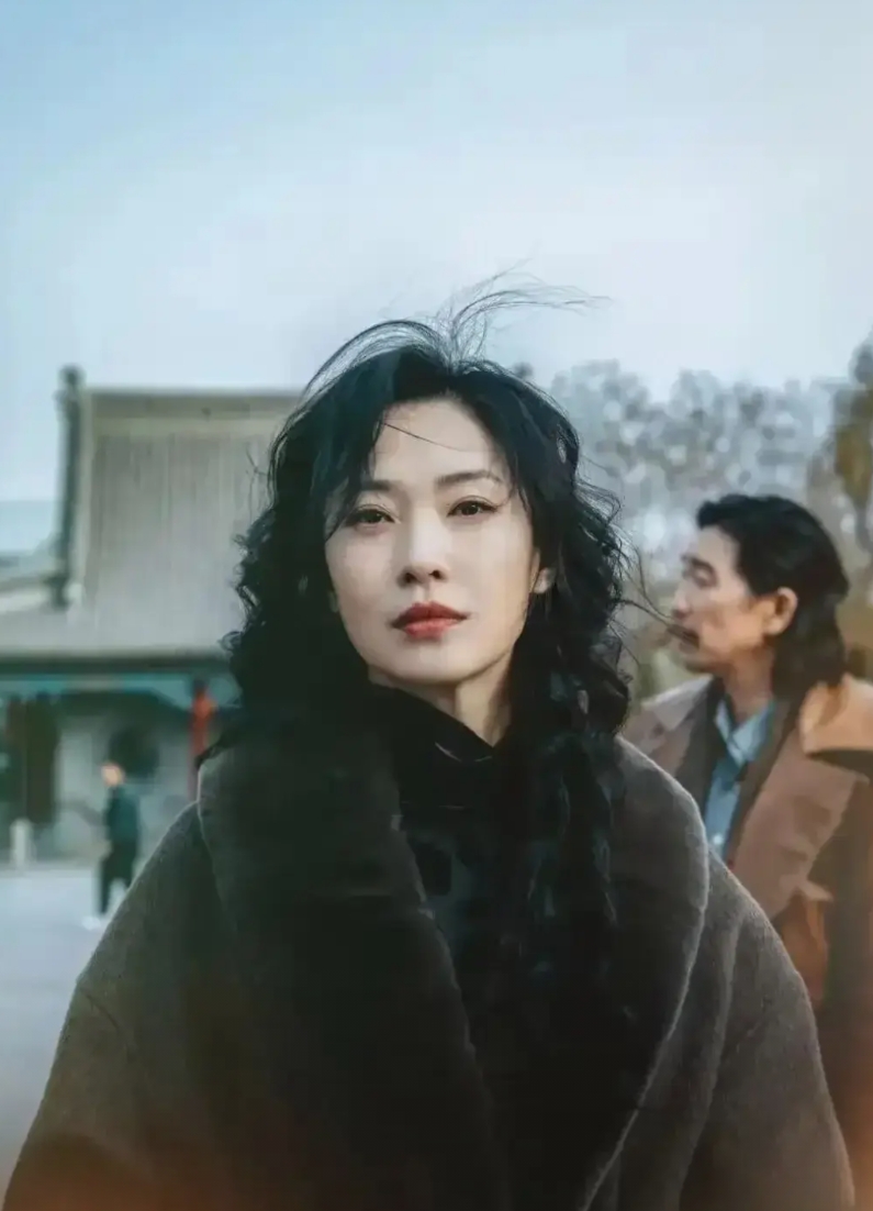 最近热播的电视剧《漂白》，可谓是悬疑叫惊悚。

女主角宋红玉，由演员王佳佳饰演。