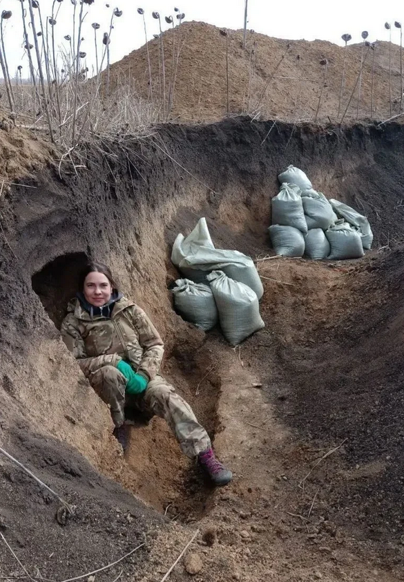 俄乌战争中一个乌克兰女兵在战壕里休息。可随着无人机在俄乌战争中得到验证，阵地战，