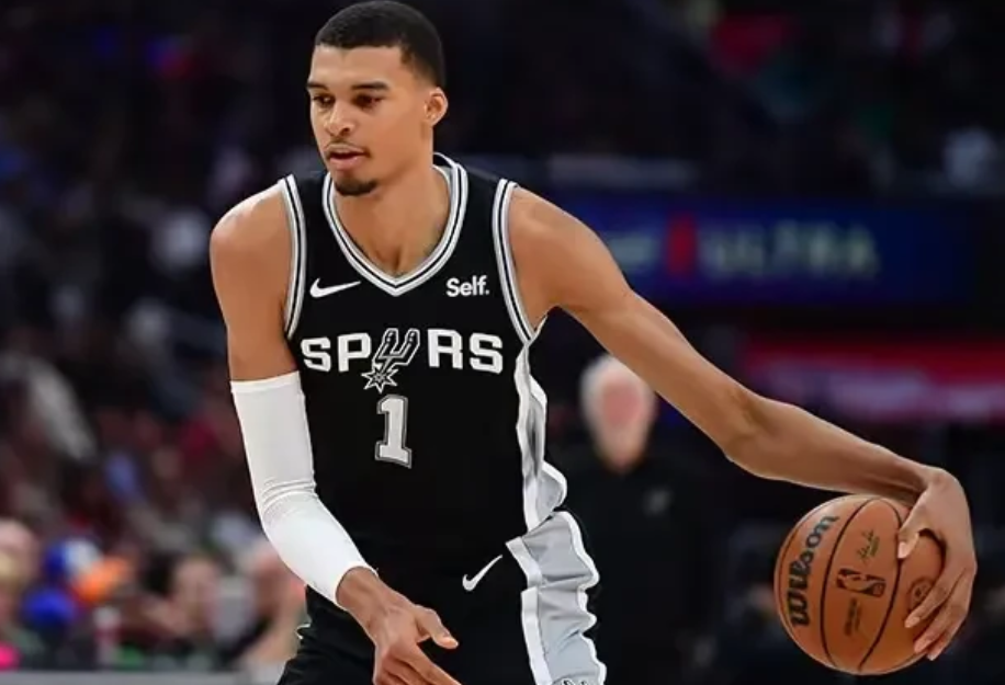 湖人120-115马刺，心生三点感慨！
1、詹姆斯，40岁，职业生涯暮年，竟然连