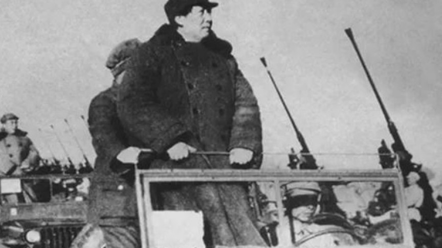 1949年3月，毛主席阅兵的照片，主席身后有个没露脸的人，是谁？