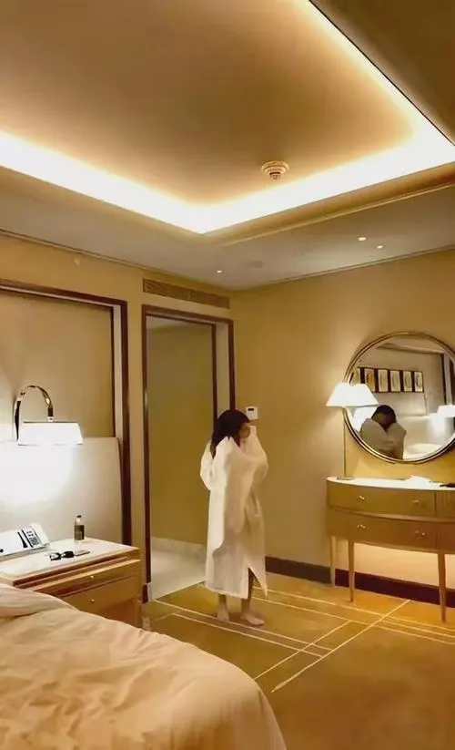 内蒙，女子旅游入住酒店，酒店竟要求她上午9点退房，女子很恼火，一般酒店都是中午1