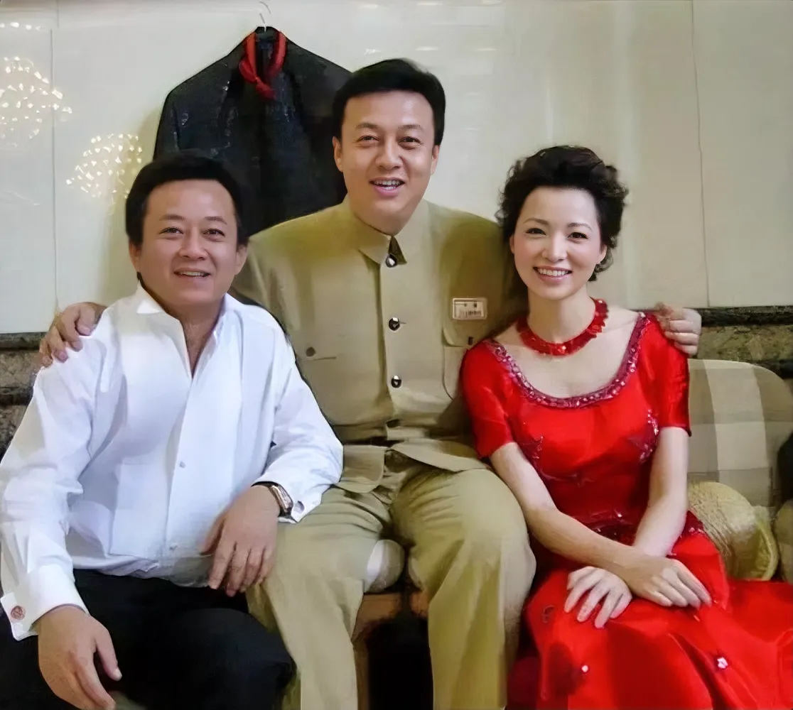 能坐在两位＂名嘴＂之间合影的人，肯定不是一个简单人！
他是一位部队文艺工作者，一