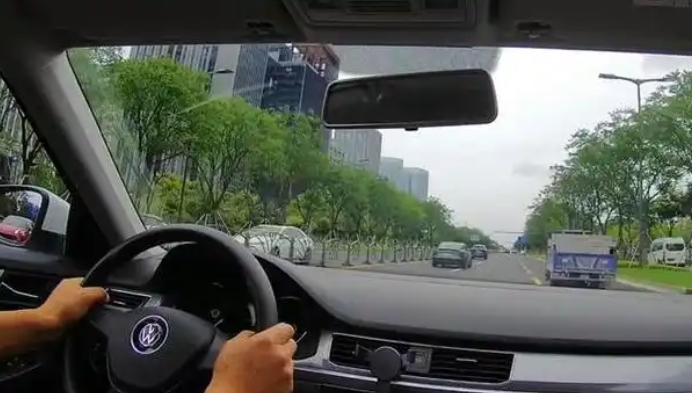 如果你对驾驶水平有足够信心，强烈建议你晚上时候跑高速。
1.夜晚是最好的新手筛选