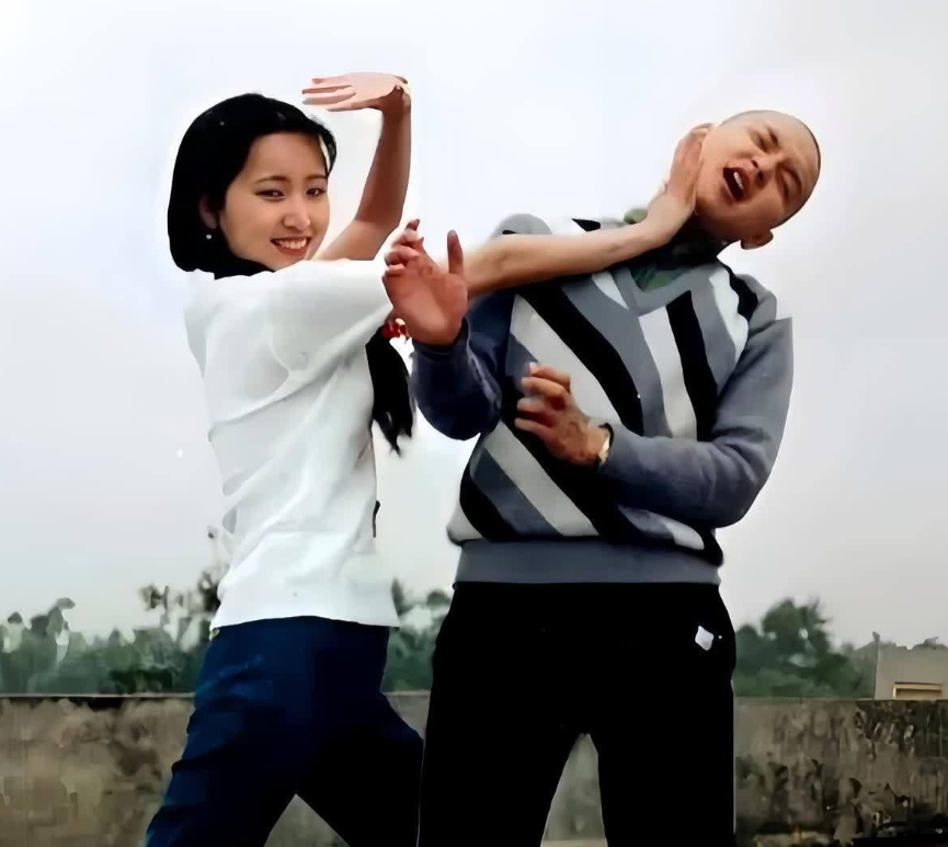 80年代，“林妹妹”陈晓旭和“宝哥哥”欧阳奋强的搞怪合影，镜头下的陈晓旭身穿白色