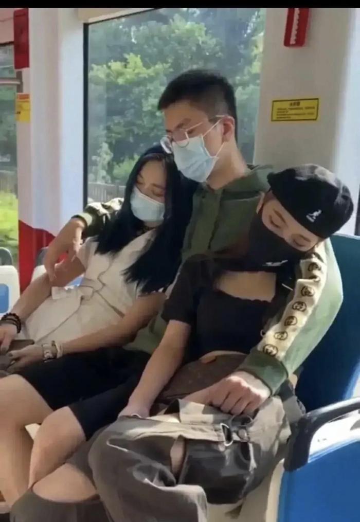 一位网友在乘坐公交车时，拍摄了令人震惊的场景。一名男子和两名女子一起上了车，由于