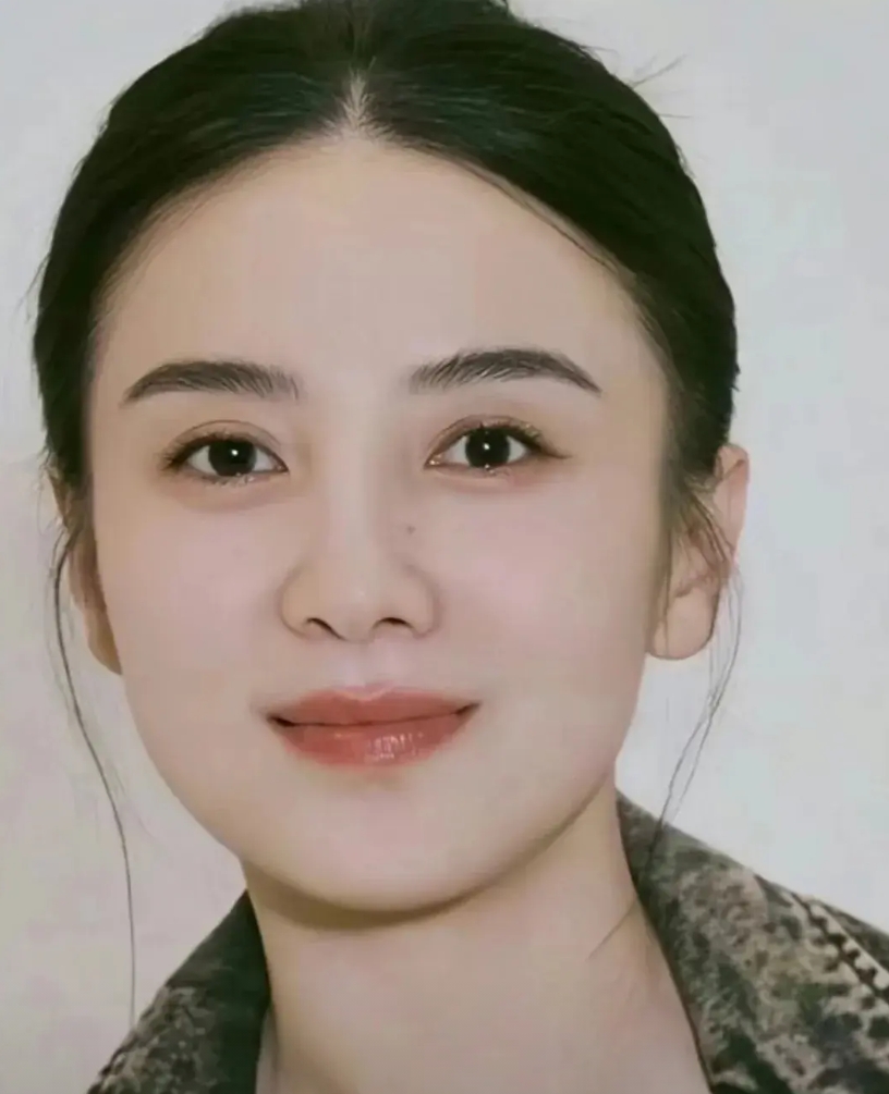 宋佳被曝2年前已领证结婚，这女人太低调了，越来越猜不透！

你说她不红吧！
每年