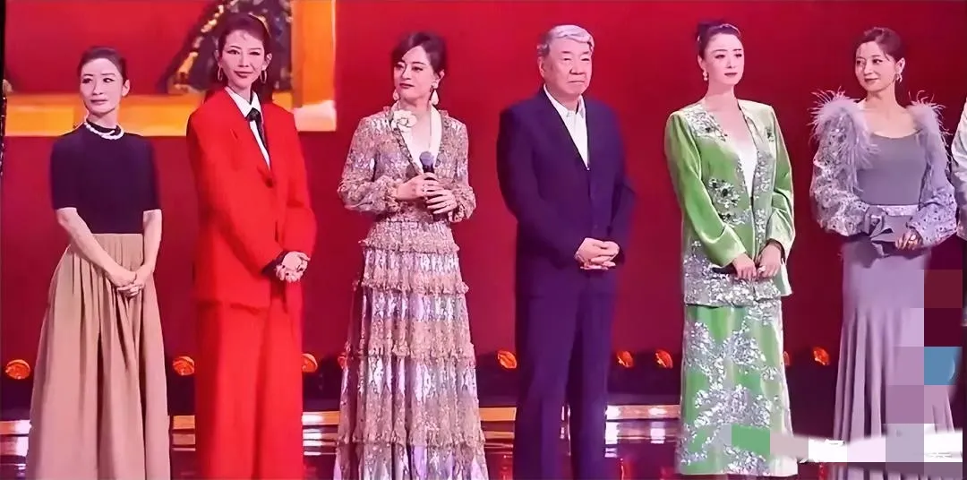 蒋欣孙俪同框，孙俪这次彻底赢麻了。
发型，赢了，温婉大气
身材，赢了，保持完美