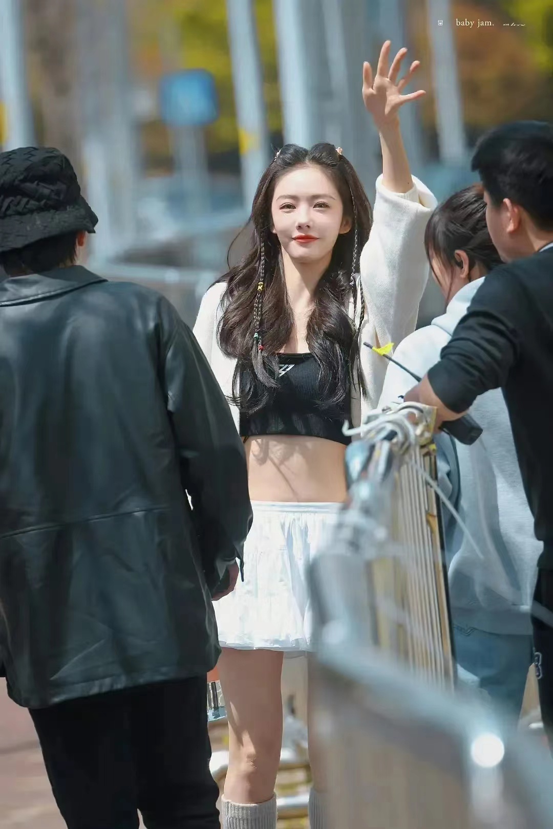 谁教她这么打扮的？[流泪]
要人老命了[流泪]
五官精致，皮肤白皙，又美又飒，本