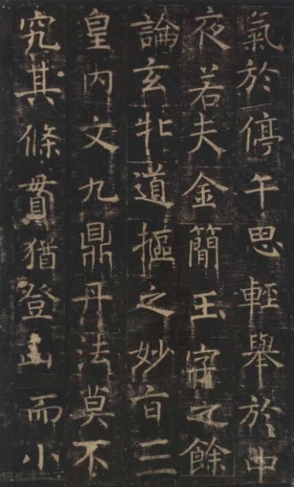 褚遂良的楷书有何特点?

褚遂良是弘文馆十八学士之一褚亮之子，博学多才，精通文史