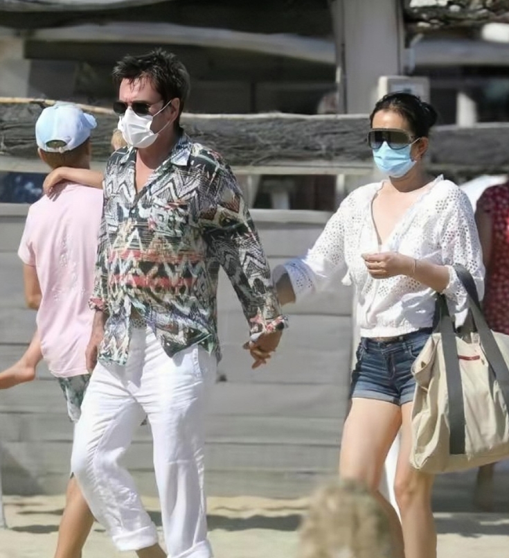 网友在国外大街上偶遇巩俐时，为她拍下的照片。镜头下的巩俐身穿碎花长裙，戴着墨镜口