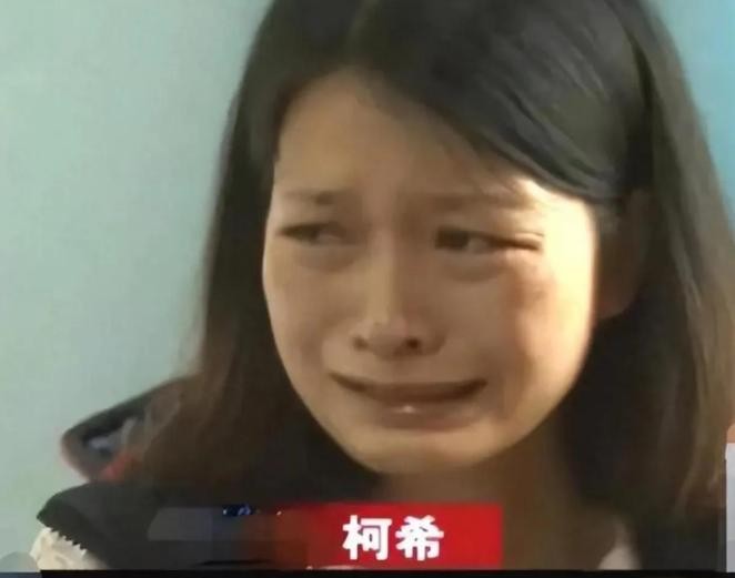 柯希没想到人生会逼她做出如此艰难的选择。婚后多年，她在家族的重压下，一直未能怀上