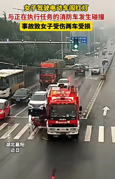 湖北襄阳，女子看到前面是红灯，但她还是骑着电动车闯红灯，谁知，途中遇到执行任务的