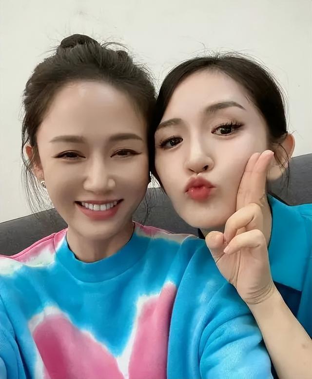 尴尬！陈乔恩大婚公开了谢娜的礼金数额，惹网友争议被吐槽情商低（谢娜和陈乔恩感情好吗是真的吗）-第7张图片-九妖电影