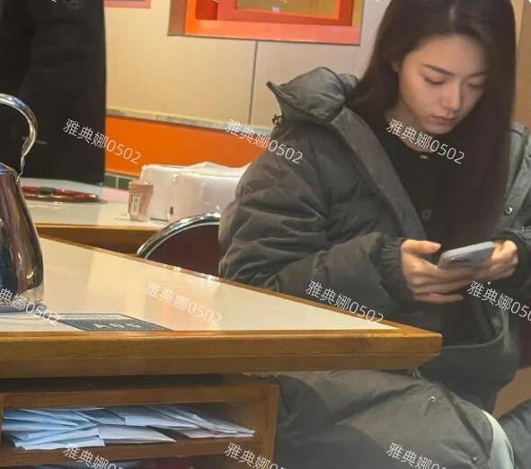 吃火锅遇到赵今麦了，她本人比剧里好看多了，眼睛超大皮肤白，气质文静甜美真人漂亮又
