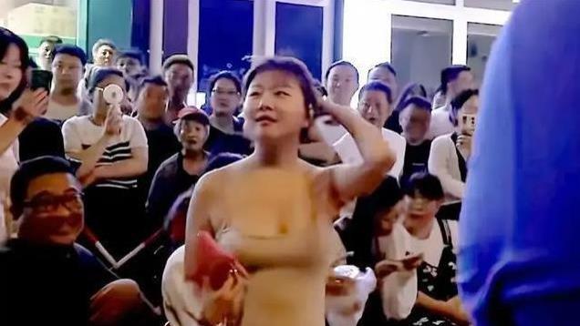 笑喷！后续来了！上海自称漂亮不想排队女子真容曝光，网友嘴真毒