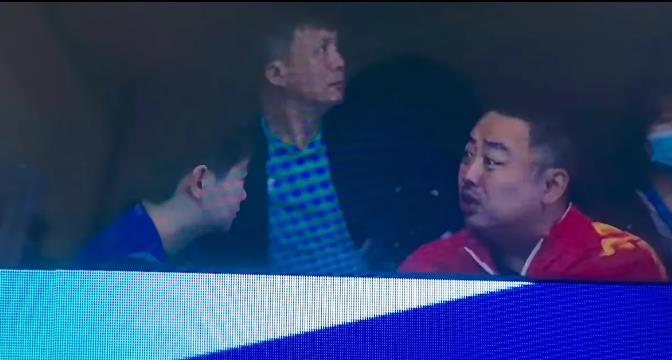 今天莎莎艰难赢下张本美和后，来不及休息，立刻去找刘国梁主席复盘，但愿刘指导好好带