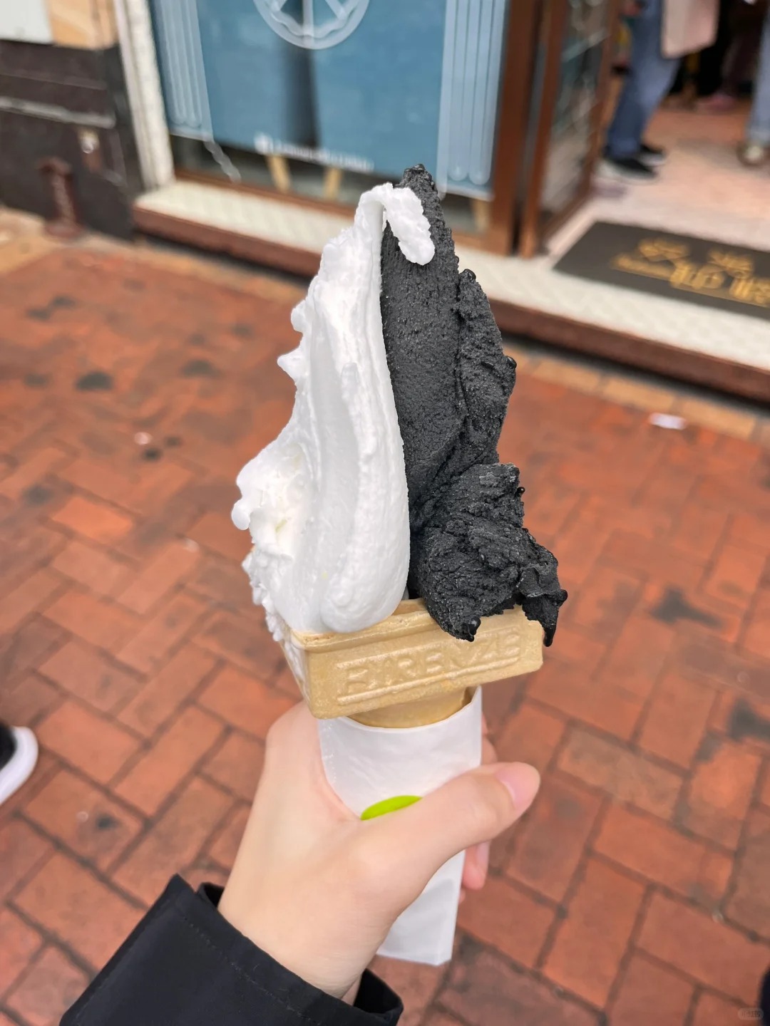 你肯定猜不到这是哪两种口味🍦
先告诉大家，不是黑芝麻和牛奶的