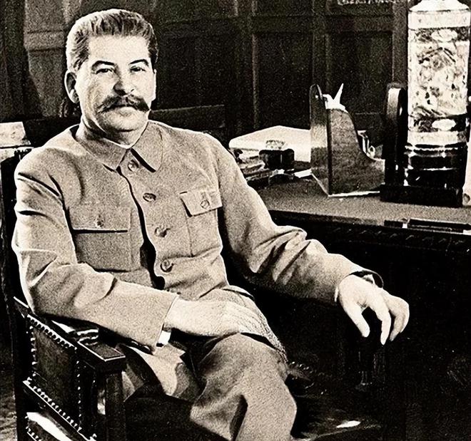 在1943年的苏联，战火蔓延至每一个角落，人们的命运如同飘摇中的落叶，随时可能被