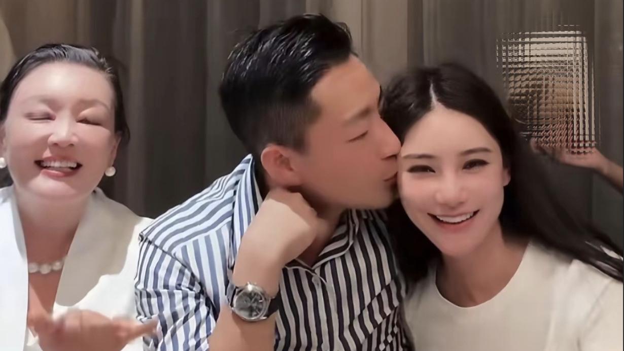 张兰直播官宣5个月后要当奶奶，马筱梅在一旁甜笑，未否认怀孕