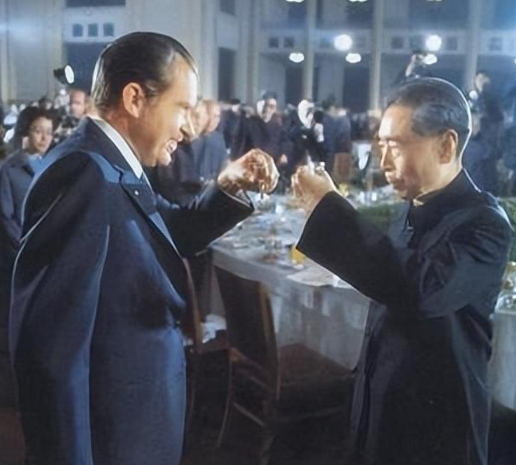 1976年尼克松二度访华，提出想亲自为周总理扫墓的想法，而接下来秘书的一番话，让