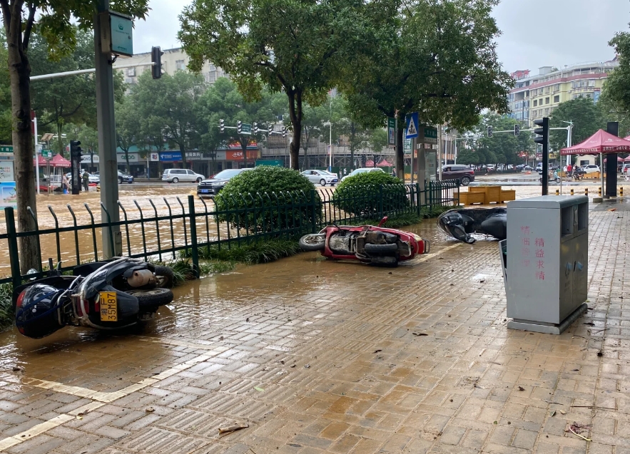 平江洪水现状， 不知道最严重的老街怎么样…

出太阳了，洪水也在消退，拍到的这边