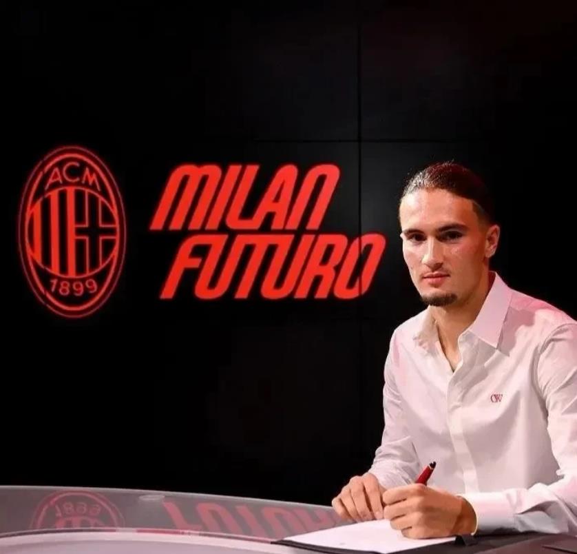 丰塞卡非常看好霍季奇，他在夏季窗口从博洛尼亚加入了米兰未来队。霍季奇在米兰未来队