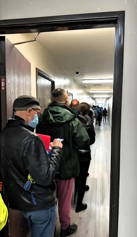 近日，网上热传一段视频，画面显示洛杉矶东方大国领事馆前人山人海，队伍绕楼几圈。