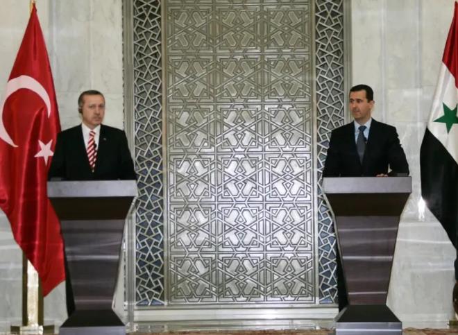 现在的叙利亚形势极其危险，现在办法只有以下措施：
1、政府军边阻击边撤，给后方留