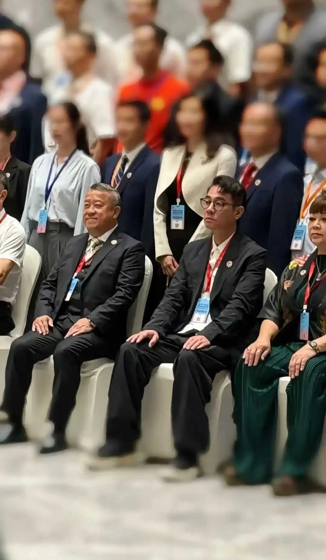 陈小春地位了得，和曾志伟平起平坐了


