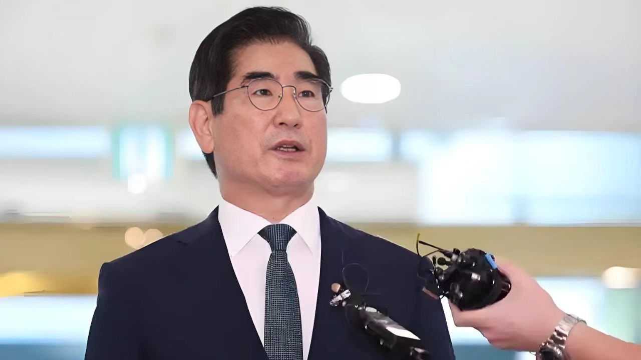 韩国警方布下“防逃网”，金龙显辞职要脚底抹油，尹锡悦自身难保。
 
韩国政坛近来