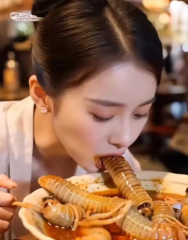 这是什么好东西？美女吃得津津有味，对这种东西，美女平时不少吃，有知道碗里的东西是