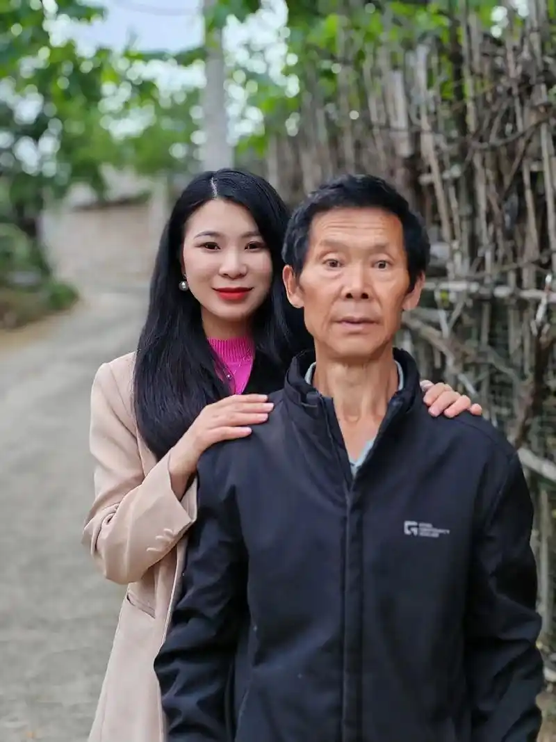 我爸今年57岁，还有三年时间退休，关于我老爸，我得吐槽一下： 
第一、他是一名公