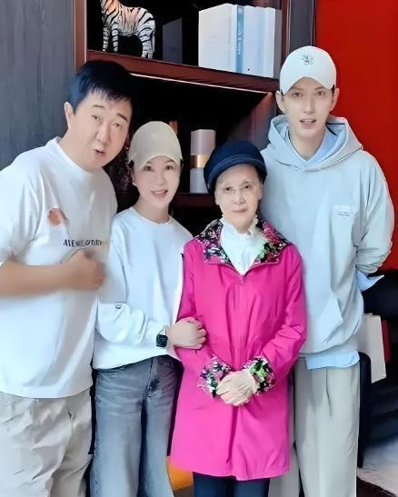 李谷一老师与付笛声夫妇的偶然相聚，成为了国庆期间的一大亮点