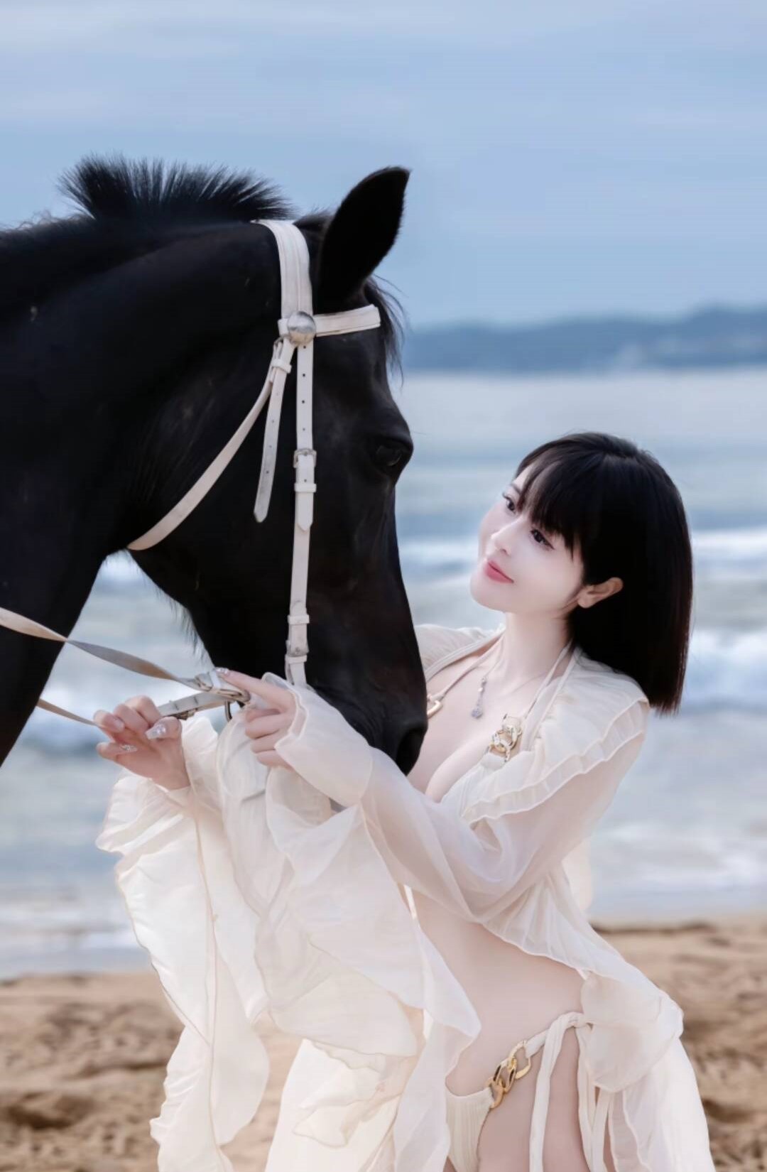 骏马轻步，眼眸如星，鬃毛闪耀，与女相映。
美女低语，柔情依恋，马儿懂心，轻触手背