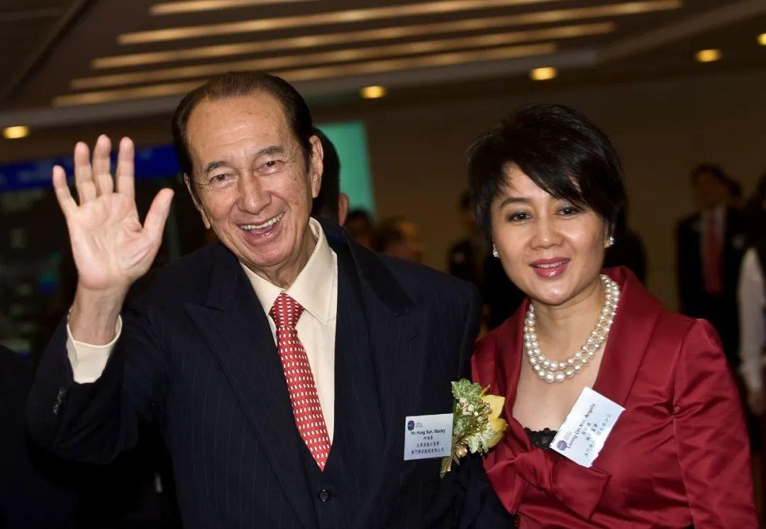 有人问何鸿燊，对你来说女人、钱、权力和名声那个重要？何鸿燊微微一笑，表示：最重要