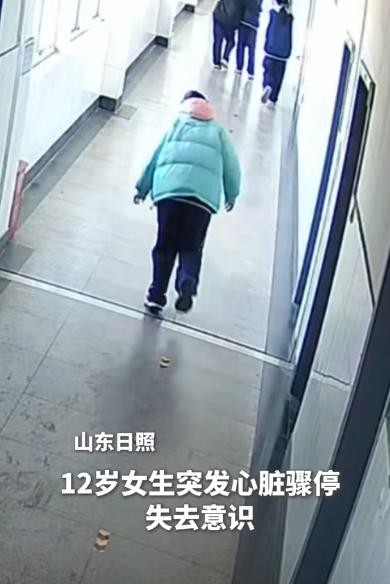 在山东一个偏远的山村，12岁的小玲发生了令人揪心的意外。她在村中学的走廊上突然摔