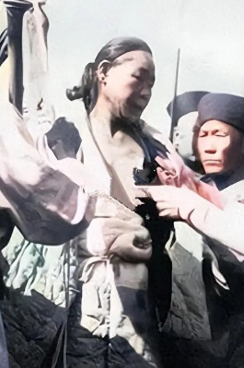 1904年，王维勤被活剐凌迟时一张罕见留影，他不断向后仰着身体，脸面向人群充满绝