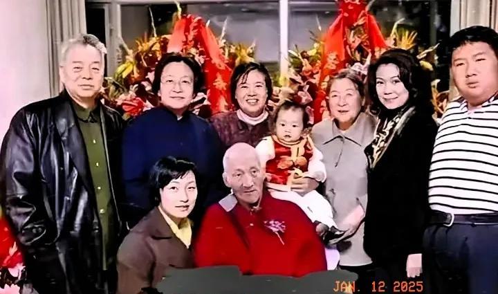 一张老照片。
这是一张毛岸青八十一岁生日时，留下的一张全家照片，温馨的场景，其