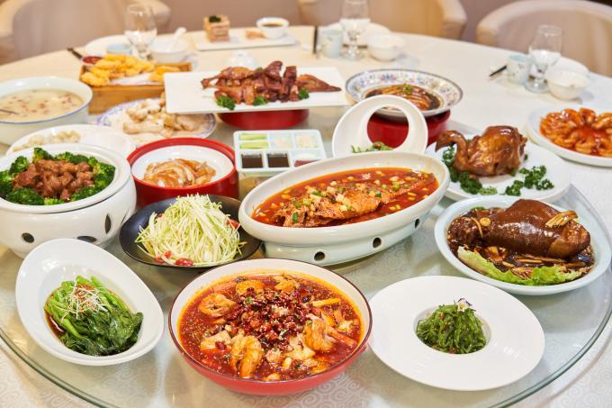 蛇年年夜饭怎么吃？有人提前一年预订餐厅，有人把厨师请上门